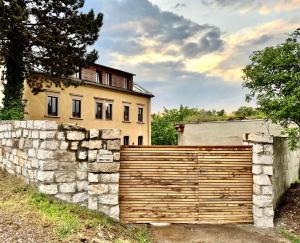 une clôture en bois devant une maison dans l'établissement Atelierhaus Meißen, à Meissen