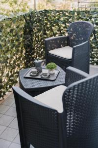 una mesa y sillas al aire libre con una bandeja de comida. en Casa vacanze La Farfalla, en San Vito Chietino
