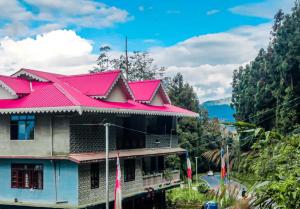 uma casa com um telhado vermelho em Nimchung bhutia residence em Temi