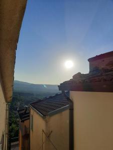 una vista desde un edificio con el sol en el cielo en Bed & Breakfast "Il Ghiro" en San Martino sulla Marruccina