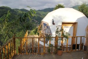 uma yurt com um deque de madeira e uma varanda em Bogina Dome & Suite - Çamlıhemşin em Çamlıhemşin