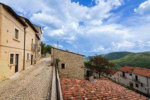 a cobblestone street in a town with buildings at Cuore Nero Food and Relax in Santo Stefano di Sessanio