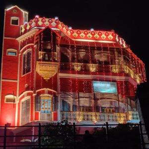 Shiva Ganges View Guest House في فاراناسي: مبنى مضاء مع أضواء عيد الميلاد عليه