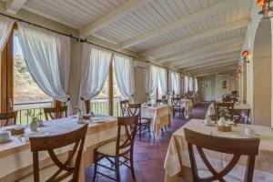 En restaurant eller et andet spisested på La Casa delle Monache Country Resort