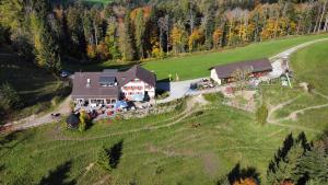 una vista aérea de una gran casa en un campo verde en Gasthaus Fuchsacker en Degersheim