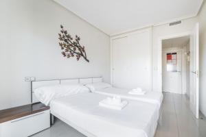 Postel nebo postele na pokoji v ubytování Gemelos 26 Resort Apartment 9-C Levante Beach + 27 fotografií