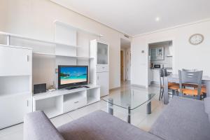 Kuchyň nebo kuchyňský kout v ubytování Gemelos 26 Resort Apartment 9-C Levante Beach