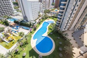 una vista aérea de una piscina en un complejo en Gemelos 26 Resort Apartment 9-C Levante Beach en Benidorm