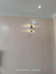 Cette chambre est dotée d'un plafond lumineux. dans l'établissement Fadhili House, à Naivasha
