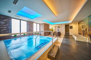 Bazén v ubytování Wellness Hotel Queens nebo v jeho okolí