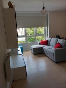 Una sala de estar con un sofá y una ventana. en Viveiro, en Viveiro 5 fotos más