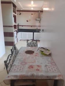 uma mesa num quarto com uma mesa e cadeiras em Beautiful apartment em Agadir