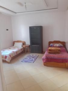 Habitación con 2 camas y armario. en Beautiful apartment, en Agadir