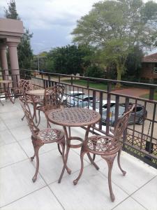 un ensemble de tables et de chaises sur un balcon dans l'établissement Lady D Exclusive Abode, à Polokwane