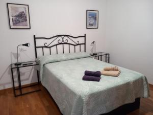 1 dormitorio con 1 cama con 2 toallas en Viveiro, en Viveiro