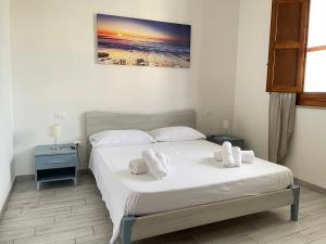 帕基諾的住宿－Villa Berenice，一间卧室设有两张床,墙上挂着一幅画