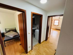 a hallway with a bedroom and a bed in a room at City Appartement Kirchheim in Kirchheim unter Teck