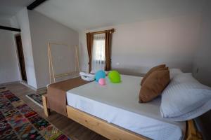 een slaapkamer met een bed met twee knuffels erop bij Villa Asmaaltı in Demre
