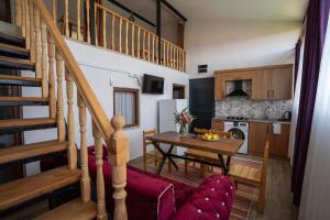 een woonkamer met een trap, een tafel en een keuken bij Villa Asmaaltı in Demre