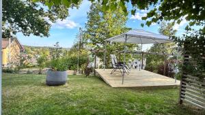 een patio met een parasol en een stoel op een terras bij Villa Kulle in Virserum