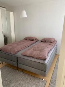 ein Bett mit zwei Kissen darauf in einem Schlafzimmer in der Unterkunft kauppalankatu kolmio in Kouvola