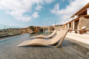 Bazén v ubytování M-Vibes Mykonos Suites nebo v jeho okolí