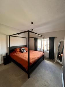Postel nebo postele na pokoji v ubytování Lovely, Sunny house, by the beach & Centre!
