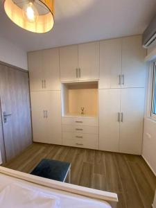 Ett kök eller pentry på Sea Through Apartment Anavissos