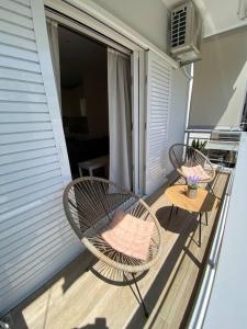 Ein Balkon oder eine Terrasse in der Unterkunft Sea Through Apartment Anavissos