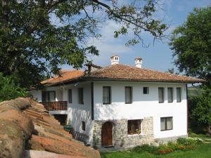 an old white house with a roof at Elefterova kashta in Arbanasi