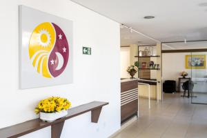 伊瓜蘇的住宿－A1 hotel，墙上挂着桌子和鲜花的走廊
