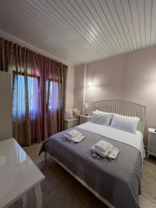1 dormitorio con 1 cama con 2 toallas en aellia home, en Tsagkarada