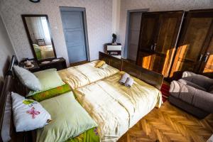 1 dormitorio con 1 cama grande y 1 sofá en Apartman Stipe, en Brod Moravice