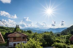 een uitzicht op de bergen vanuit een huis bij Apartman Stipe in Brod Moravice