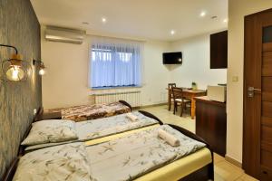 Postel nebo postele na pokoji v ubytování Apart-House Uniejów