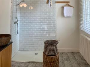 y baño con ducha a ras de suelo y lavamanos. en Vakantiewoning Guesthouse MOMO, en Dilsen-Stokkem