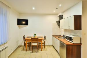 Kuchyň nebo kuchyňský kout v ubytování Apart-House Uniejów