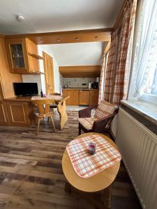 a living room with a table and a kitchen at Apartment Kranzberg in Mittenwald