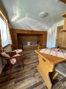 a living room with a table and a bed at Apartment Kranzberg in Mittenwald