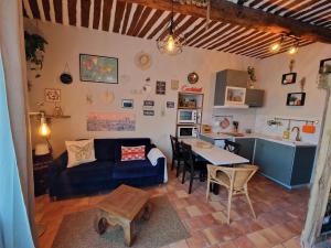 een woonkamer met een bank en een tafel bij Provence Now in Cabrières-dʼAvignon