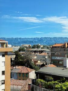 vista su una città con montagne sullo sfondo di 7 SKY UDINE a Udine