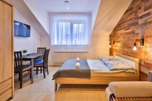Postel nebo postele na pokoji v ubytování Apart-House Uniejów
