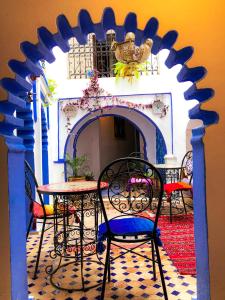 - une salle à manger avec une table et des chaises dans une voûte dans l'établissement Riad Said Chaouen, à Chefchaouen