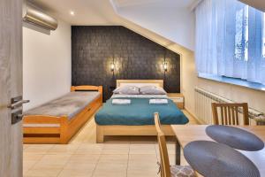 Postel nebo postele na pokoji v ubytování Apart-House Uniejów