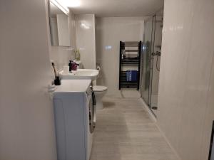 a white bathroom with a sink and a toilet at HAPPINESS 2-ZApp 1-OG Hofgeismar-Zentrum! in Hofgeismar