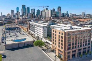 una vista aérea de la ciudad con edificios en Deep Ellum Art Novea en Dallas