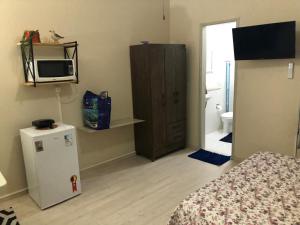 Habitación con cama, nevera y microondas. en Loft charmoso em Copacabana, en Río de Janeiro 2 fotos más