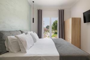Ένα ή περισσότερα κρεβάτια σε δωμάτιο στο The Lake Apartments