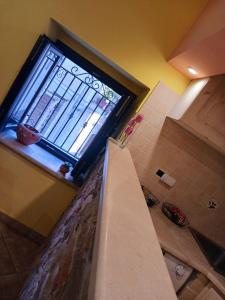 een badkamer met een douche en een raam bij Borgo Gaggi in Gaggi