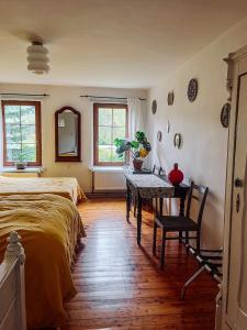 sypialnia z łóżkiem, stołem i krzesłami w obiekcie Górna79 w mieście Jugowice